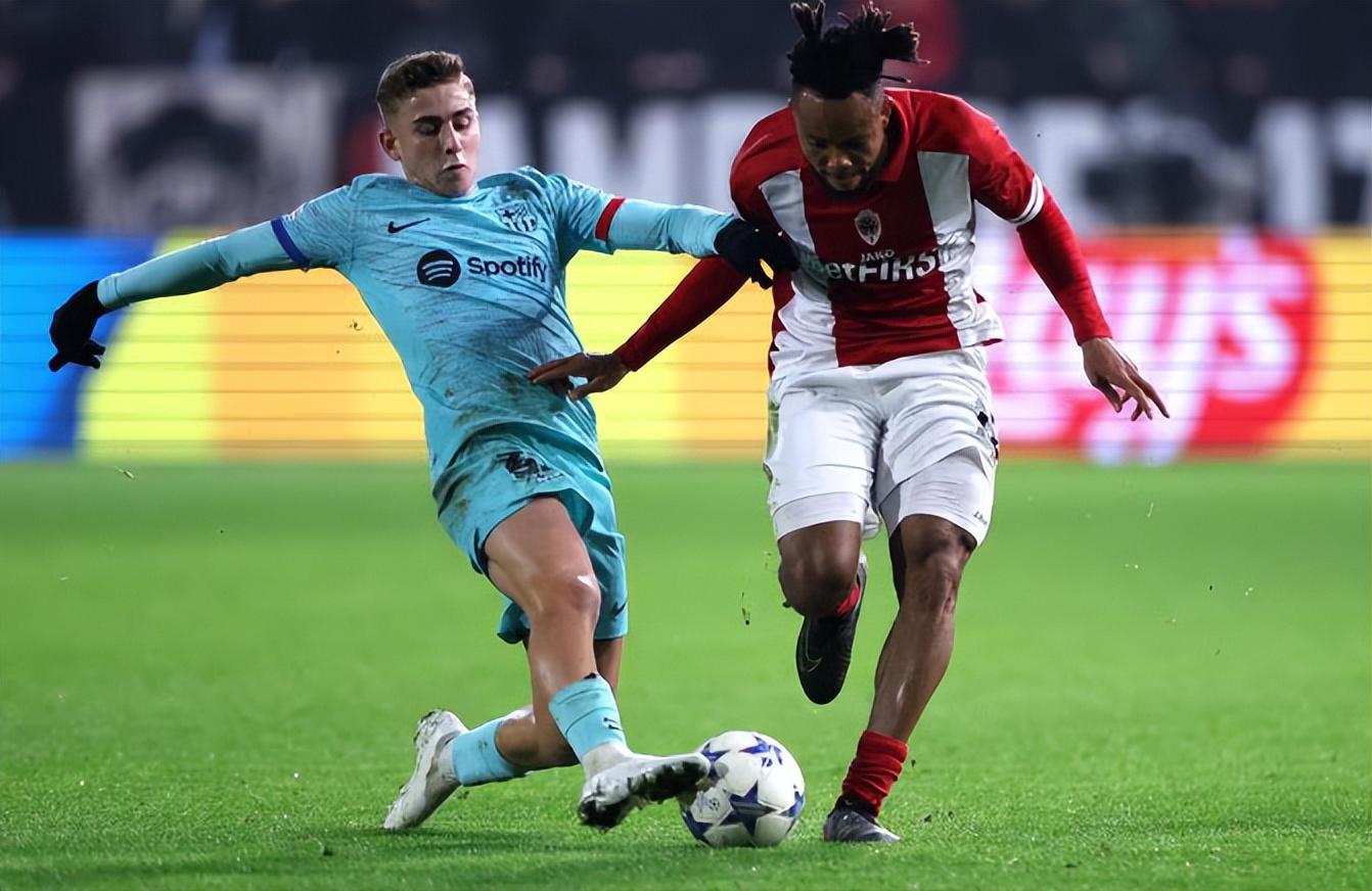 足球淘汰赛上演强强对话,渝州貔貅队读秒扳平祁连灰熊队,团队配合流畅;禁区内连续解围  足球淘汰赛上演强强对话,渝州貔貅队读秒扳平祁连灰熊队,团队配合流畅;禁区内连续解围